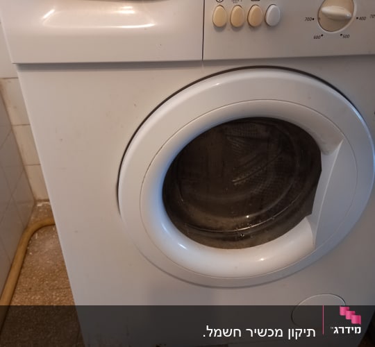 מכונת כביסה עם כפתורים ולוח בקרה